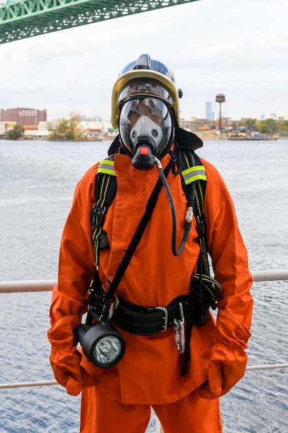 Pompier Équipement de lutte contre l'incendie Exercice d'incendie Marin avec tenue de pompier et appareil respiratoire