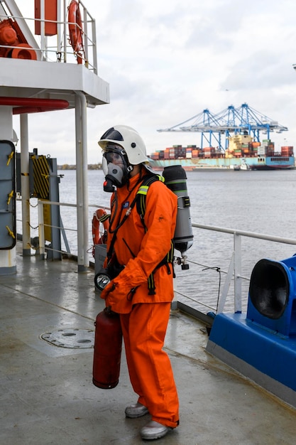 Pompier Équipement de lutte contre l'incendie Exercice d'incendie Marin avec tenue de pompier et appareil respiratoire