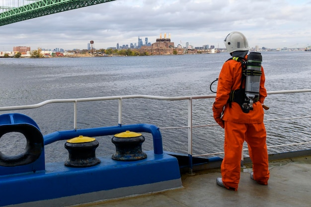 Pompier Équipement de lutte contre l'incendie Exercice d'incendie Marin avec tenue de pompier et appareil respiratoire