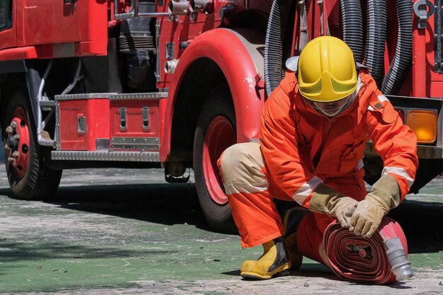 Photo un pompier travaillant sur la route avec un camion de pompiers