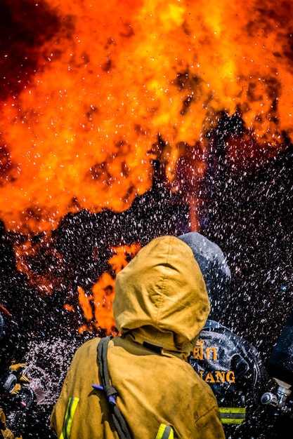 Photo pompiers contre le feu orange