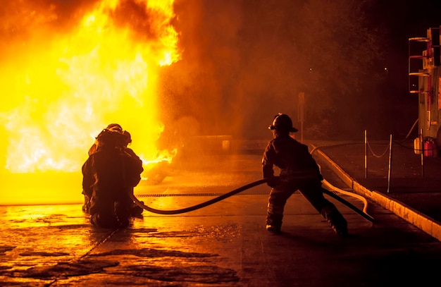 Des pompiers éteignant un incendie.