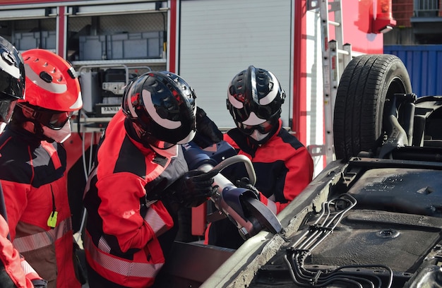 Pompiers sauvant une victime d'une voiture lors d'un accident de la circulation