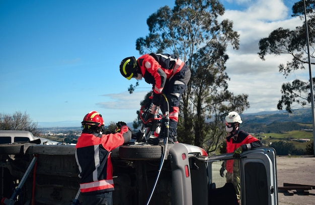 Pompiers sauvant une victime d'une voiture lors d'un accident