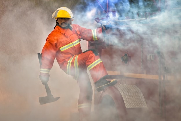 Photo les pompiers se préparent à venir en aide aux victimes de l'incendie.