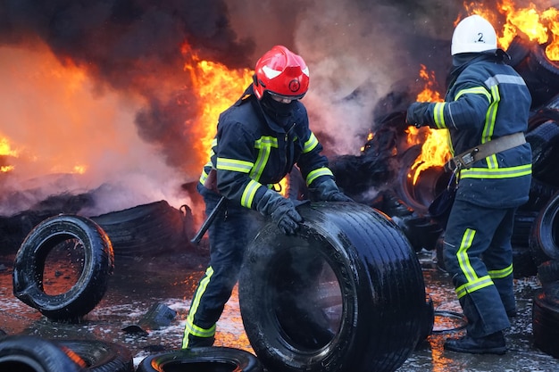 Pompiers ukrainiens avec des pneus en feu