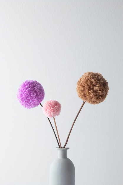 Pompons colorés dans un vase