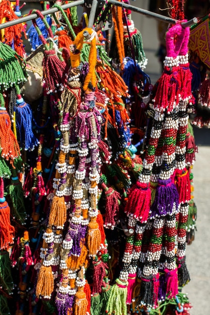 Pompons traditionnels de différentes couleurs