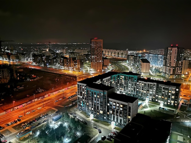 Ponarama de nuit horizontale sur le village de Novaya Borovaya sous la ville de Minsk