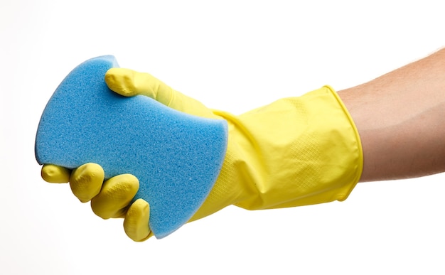 Éponge bleue dans la main d'un travailleur sur un isolat blanc