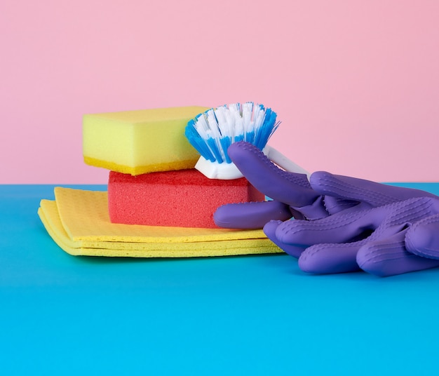 Éponge de cuisine multicolore, brosse en plastique blanc, gants en caoutchouc violet