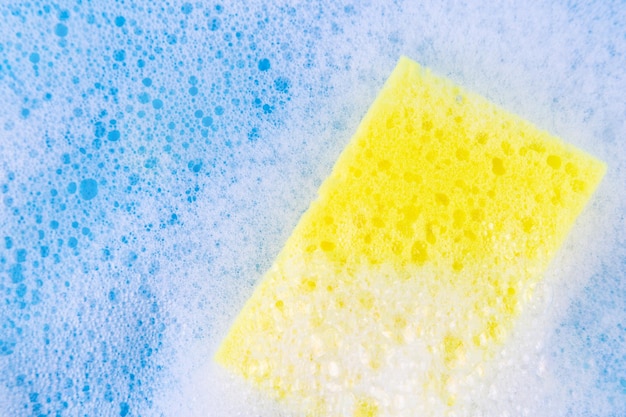 Éponge jaune en mousse à bulles blanche pour le lavage de la vaisselle Gant de toilette recouvert de savon Tâches domestiques