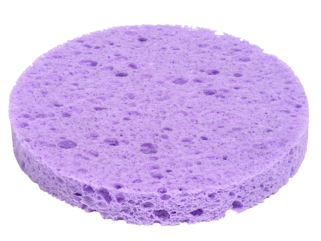 Éponge ronde de maquillage violet sur fond blanc isolé