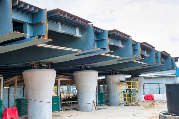 Pont en acier avec colonnes en béton et route en construction