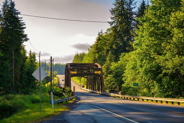 Le pont en acier rouillé près de Forks Washington
