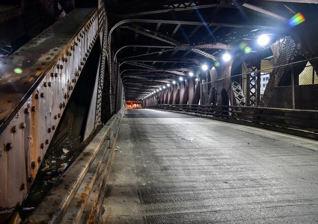 Photo pont en acier urbain vintage souterrain et route vide