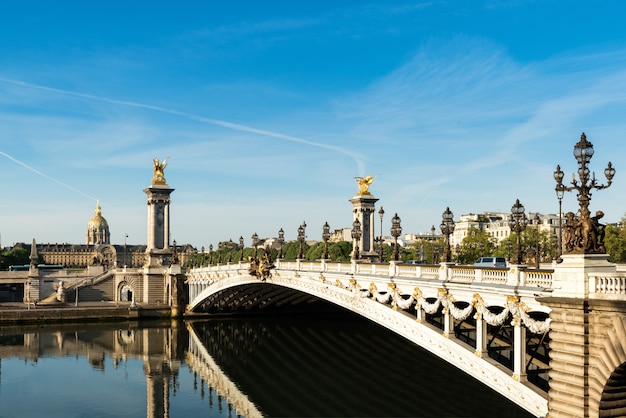 Pont Alexandre III (Pont Alexandre III) et Résidence Nationale des Invalides, Paris, France