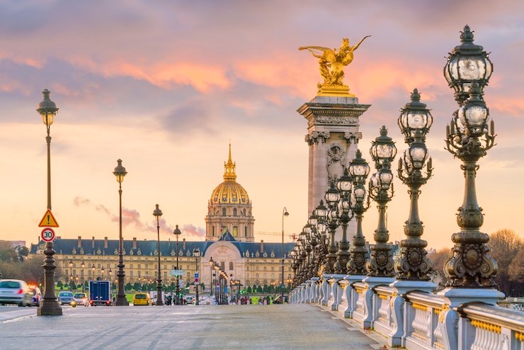 Photo le pont alexandre iii sur la seine à paris, france au lever du soleil