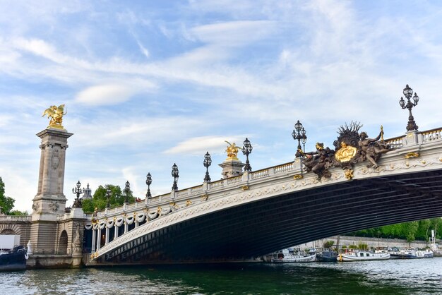 Photo pont alexandre iii situé à paris france le pont alexandre iii est un pont à arc de pont qui traverse la seine à paris