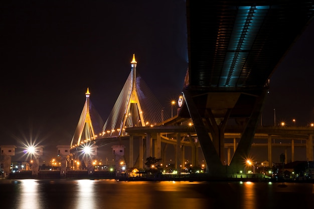 Le pont de l&#39;anneau industriel brille au crépuscule en Thaïlande.