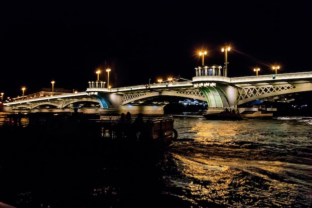 Pont de l'annonciation sur la rivière Neva à Saint-Pétersbourg Russie Vue de nuit