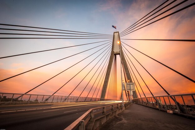 Photo le pont d'anzac contre le ciel au coucher du soleil