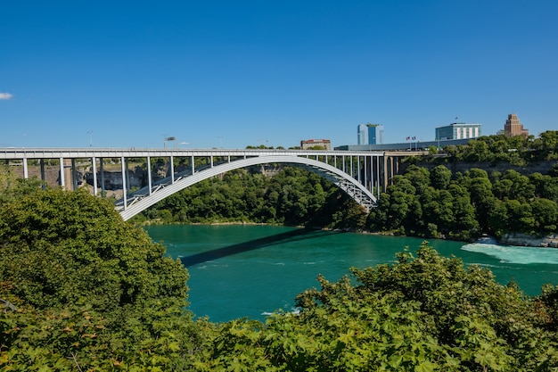 Pont arc-en-ciel à la frontière du Canada et des États-Unis