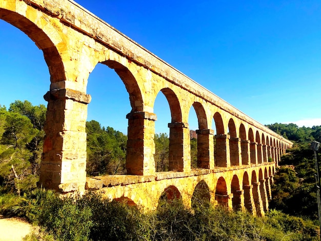 Le pont d'arc contre un ciel bleu clair