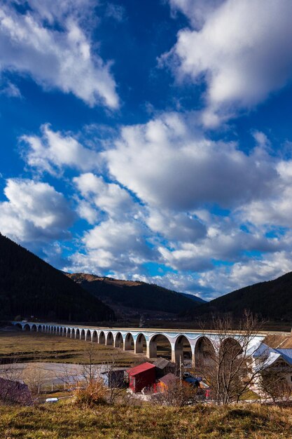 Pont en arc dans les Carpates roumaines