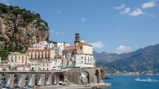 Pont d'arc sur la mer contre les bâtiments