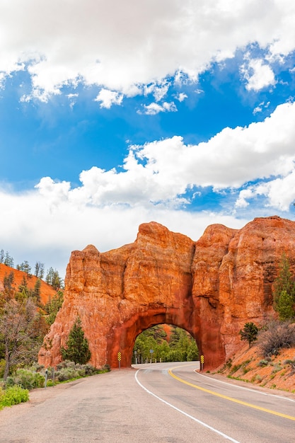 Pont d'arc en pierre naturelle dans le parc national du Red Canyon dans l'Utah, aux États-Unis