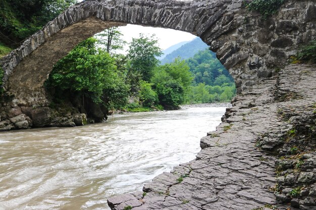 Pont en arc de la reine Tamara sur la rivière Adzhariszkhali en Adjarie, Géorgie