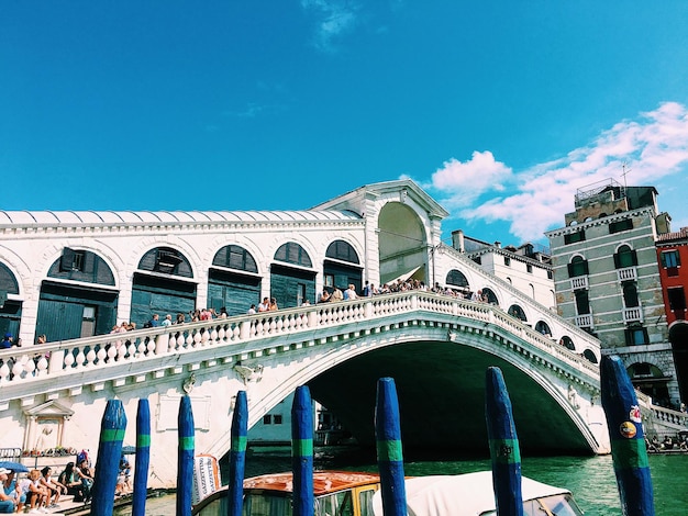 Photo pont en arche sur le canal contre le ciel bleu en ville