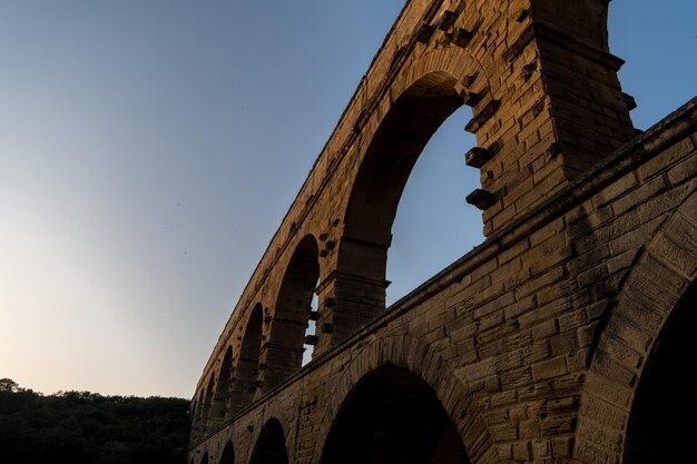 Le pont en arche contre le ciel