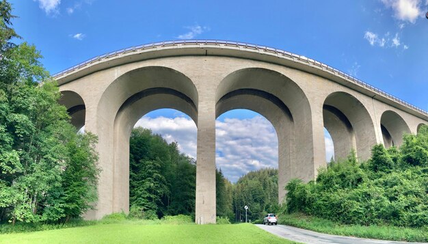 Photo le pont en arche contre le ciel