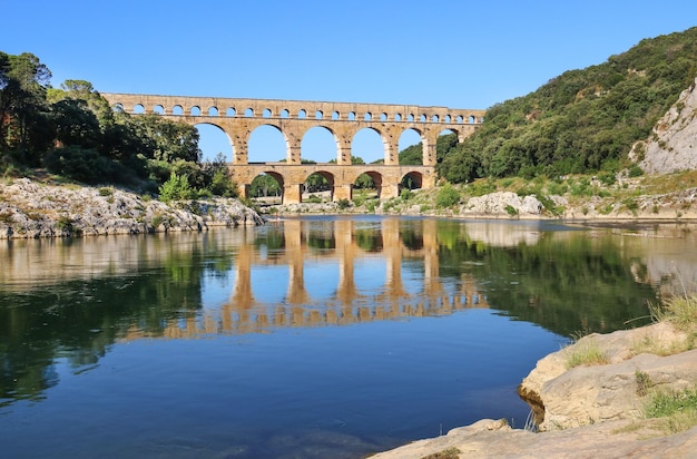 Photo pont en arche sur le lac