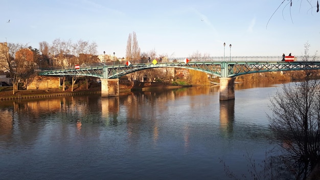 Photo pont en arche sur la rivière contre le ciel en ville