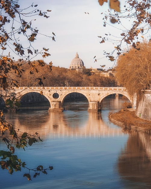 Photo pont en arche sur la rivière contre le ciel