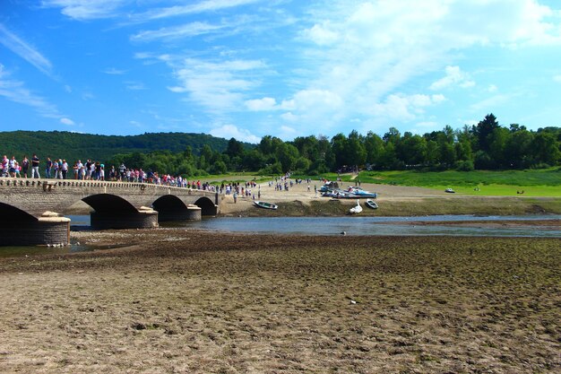 Pont en arche sur la rivière contre le ciel