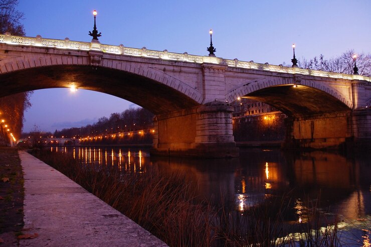 Photo pont en arche sur la rivière dans la ville contre le ciel