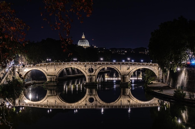 Le pont en arche sur la rivière la nuit.