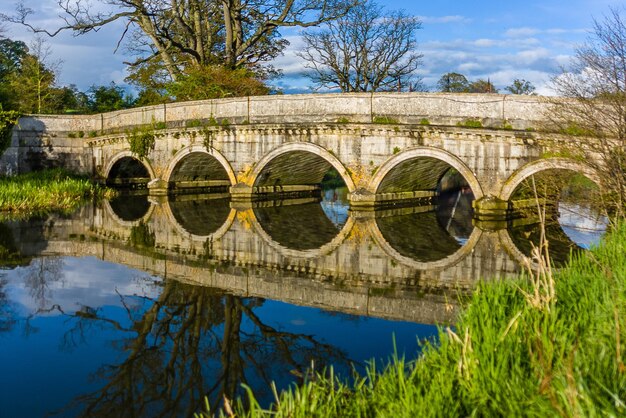 Photo pont en arche sur la rivière