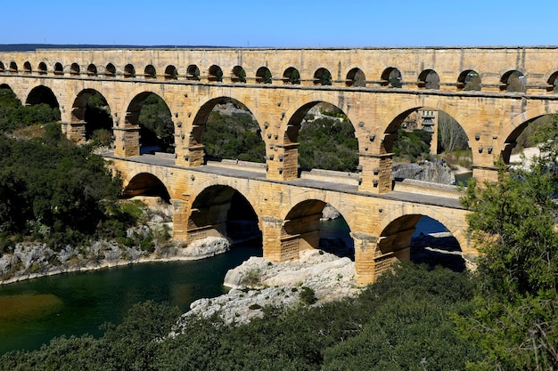 Photo pont en arche sur la rivière