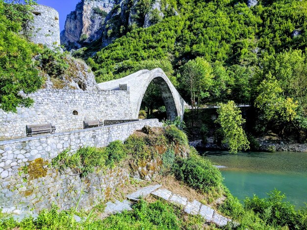 Photo pont en arche sur la rivière