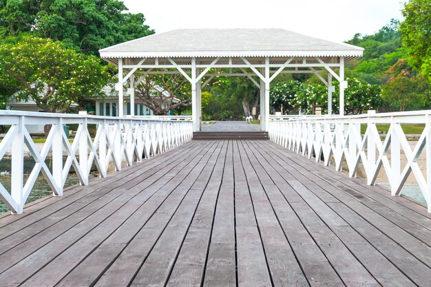 Photo le pont d'asadang sur l'île de sichang à chonburi, en thaïlande