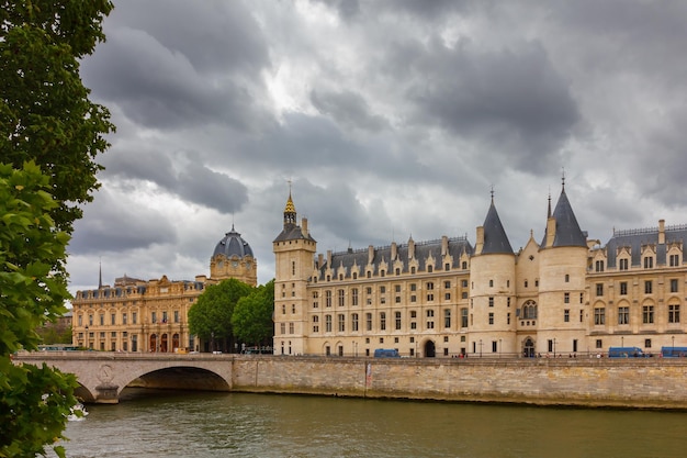 Pont au change sur la seine palais de justice et la conciergerie à paris france