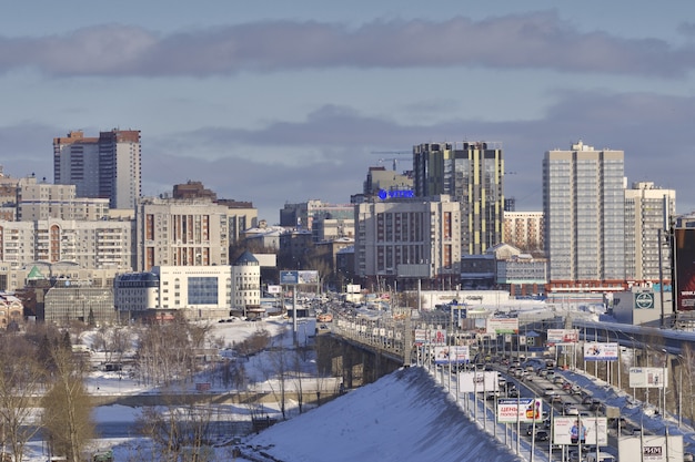 pont au-dessus de l'ob sur fond d'immeubles à plusieurs étages de Novossibirsk