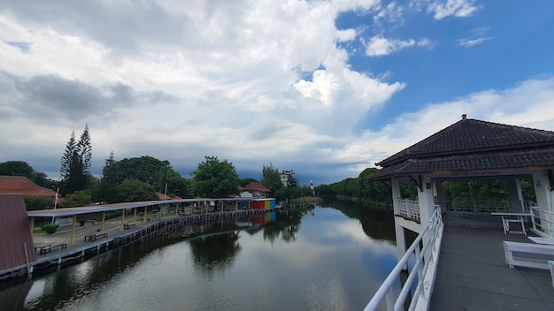 Photo un pont au-dessus d'une rivière avec un ciel nuageux