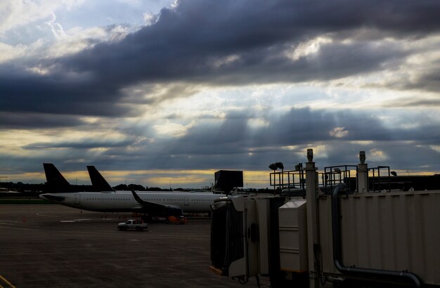 Pont d'avion à l'aéroport pour les passagers d'embarquement pour un avion