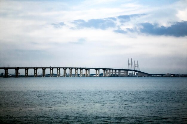 Le pont sur la baie contre le ciel nuageux